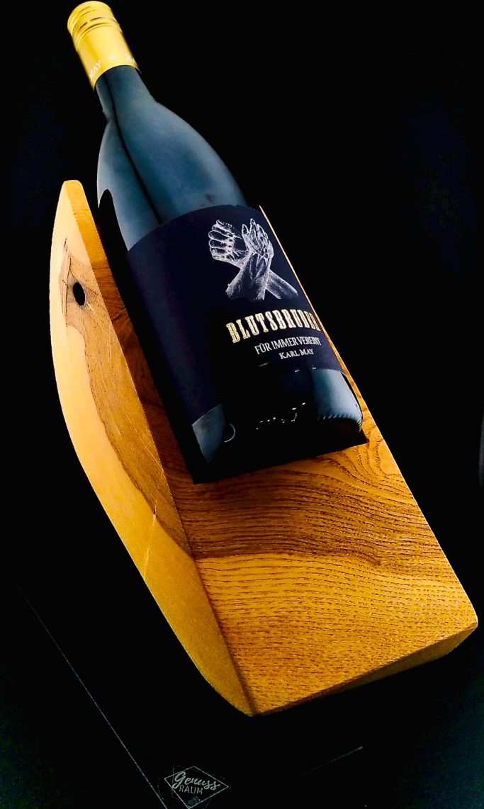 „Dekorativer Flaschenhalter – BSix® Conceptstore“ „Hochwertiger schwarz-matter Flaschenhalter mit eleganter Spirituosenflasche.“