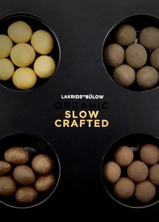 Lakritz-Sortiment in Kugelform – Lakrids by Bülow® Auswahl an Lakritz-Kugeln in verschiedenen Sorten in runder Anordnung