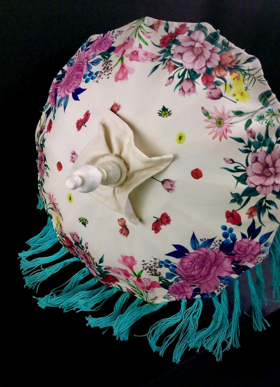 Lampenschirm mit Blumenmuster und Fransen Dekorativer Lampenschirm mit floralem Muster und umlaufenden Fransen, Draufsich