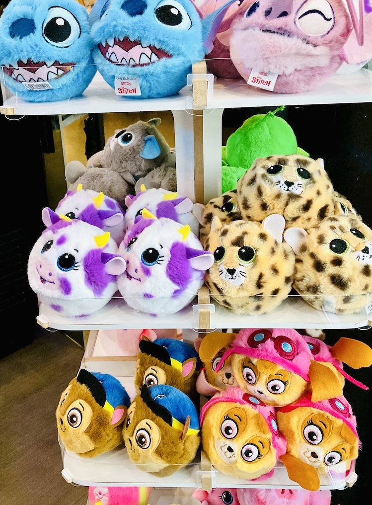 Plüschtiere – Sortiment Plüschtiere in verschiedenen Tierformen und Farben auf Regaldisplay