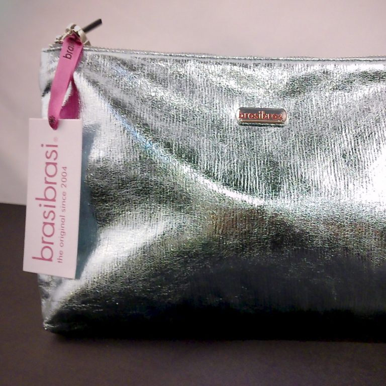 Produktverpackung einer Textilware in Geschenkbox Person hält zwei Produktverpackungen einer Textilware mit sichtbarer Marken- und Größenangabe in den Händen