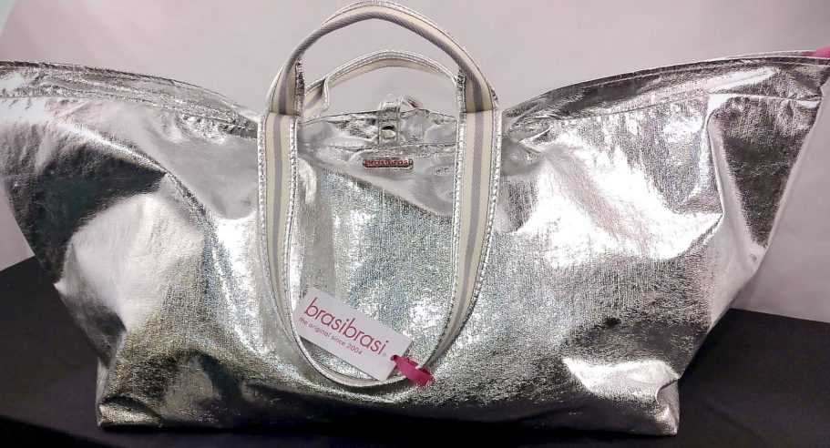 Metallic Tasche Silber – BSix Conceptstore Silberfarbene Metallic-Tasche mit Tragegriffen und Reißverschluss, Frontansicht, Modell aus metallisch beschichtetem Material