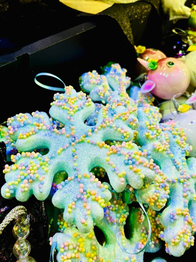 „Bunte Weihnachtsdeko – BSix® Conceptstore“ „Bunte Winterkekse und pastellfarbene Dekoration im weihnachtlichen BSix® Schaufenster.“