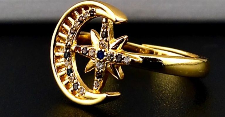 „Statement-Ring Stern & Mond – BSix® Jewelry“ „Goldfarbener BSix® Statement-Ring mit Stern- und Mondmotiv auf Schmuckdisplay.“