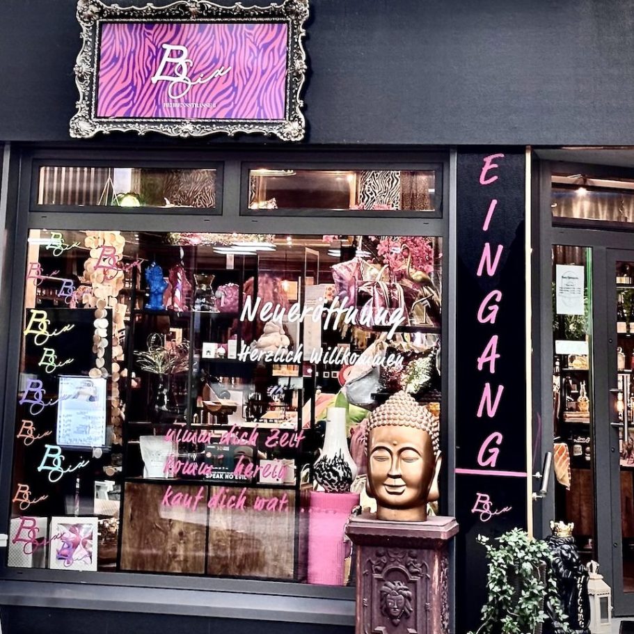 BSix® Conceptstore - Pop-Art Eingangsbereich Farbenfroher Eingangsbereich des BSix® Conceptstores mit Pop-Art-Dekoration und modernen Kunstobjekten.