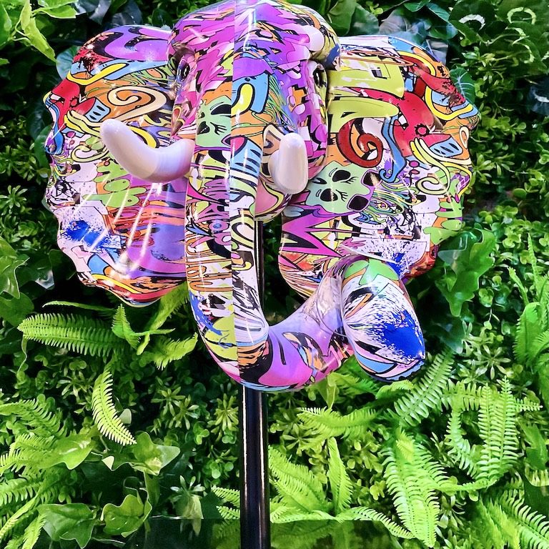 „Pop-Art Dekofigur BSix® Conceptstore“ „Bunte Pop-Art Dekofigur in leuchtenden Farben im BSix® Conceptstore“