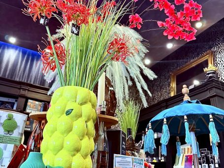 „Ananasvase Deko BSix® Conceptstore“
„Dekobereich im BSix® Conceptstore mit großer gelber Ananasvase, Kunstblumenarrangement und farbigen Wohnaccessoires.“