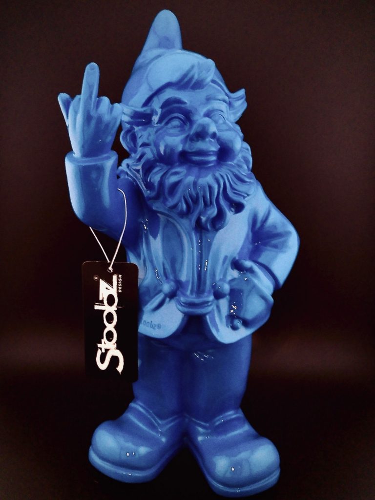 Dekorative Figur in Zwergenform – blau Dekorative Figur in Blau in Zwergenform mit erhobener Hand, Frontansicht