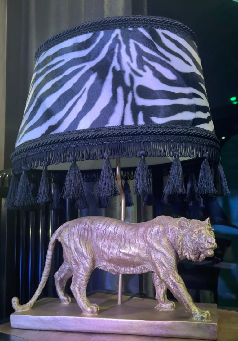 Tischlampe mit Tigerfigur Las Plumas® (Abbildung kann abweichen) Dekorative Tischlampe mit gemustertem Lampenschirm und Tigerfigur auf Sockel
