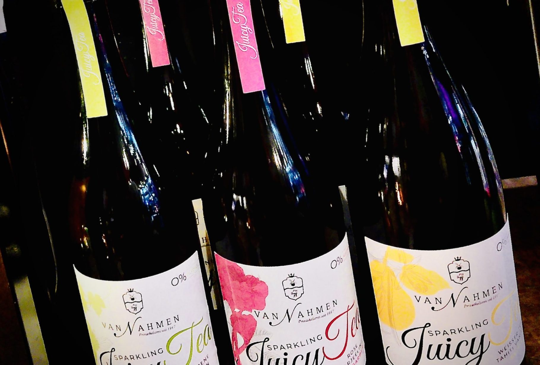 „van Nahmen – Premium-Fruchtsaftsorten im BSix® Conceptstore“ „Sortiment der Obstkelterei van Nahmen: verschiedene Flaschen naturbelassener Fruchtsaft- und Schorlenkreationen.“