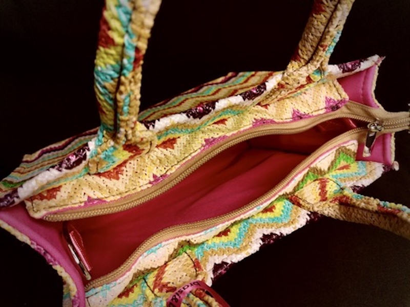 Tasche Innenansicht bunt Tasche geöffnet mit buntem Muster und rotem Innenfutter