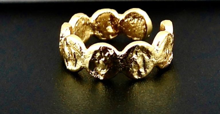 „Gold-Schwarz Designring – BSix® Jewelry“ „Goldfarbener Love Local® Ring mit schwarzen Akzenten und strukturierter Oberfläche.“