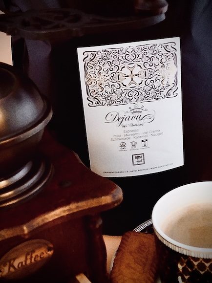 Kaffe RÖST.ART® Kaffeeverpackung mit Etikett und Tasse auf Tischfläche
