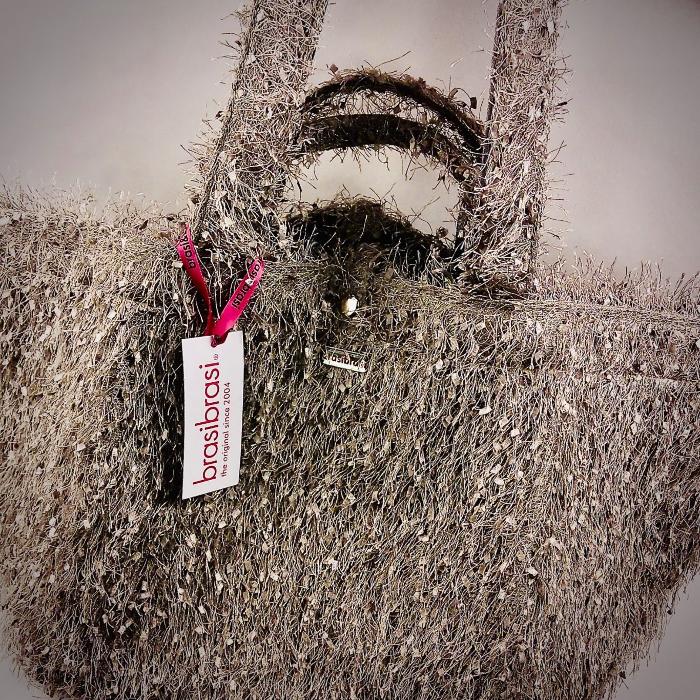 „brasi&brasi® Fluffy Shopper Hellgrau – BSix® Conceptstore“ „Großer Fluffy-Shopper von brasi&brasi® in Hellgrau mit weicher, fransiger Oberfläche im BSix® Conceptstore.“