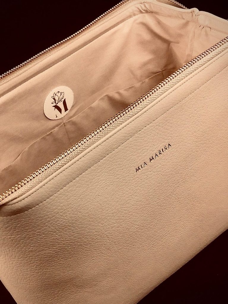 Kosmetiktasche aus Leder in Beige – Innenansicht Kosmetiktasche aus Leder in Beige mit Reißverschluss, Innenansicht mit Stofffutter
