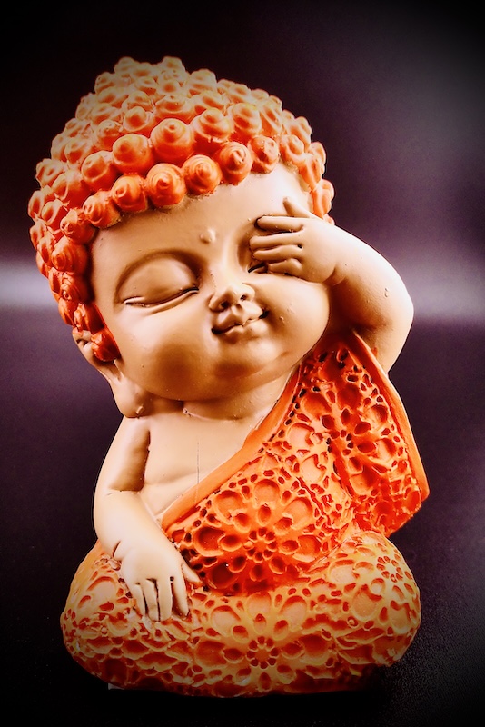 Buddha Figur orange sitzend Dekofigur Buddha in sitzender Position mit orangenem Gewand