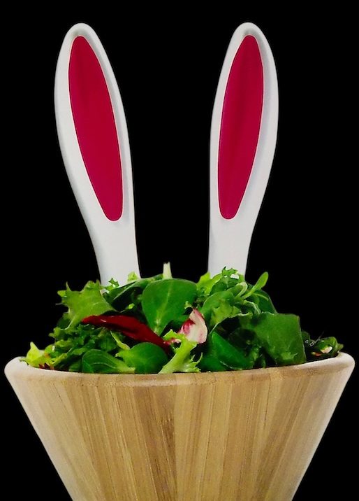 Salatschale mit Servierbesteck in Hasenform – Winkee® Schale aus Holz mit Salat und zwei Servierlöffeln in Hasenohren-Form