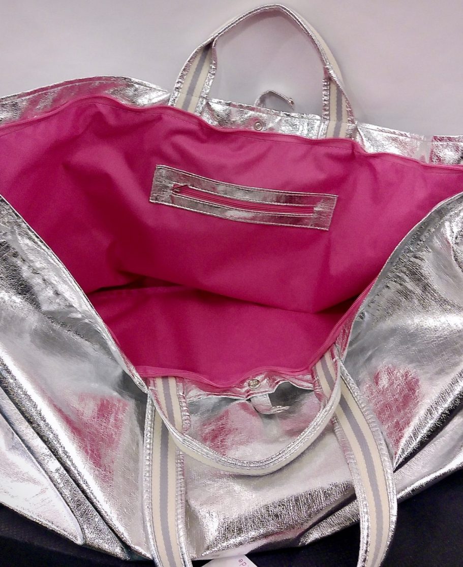 Metallic Tasche silber mit pinkem Innenfutter – brasibrasi® | BSix® Conceptstore Metallisch silberne Tasche von brasibrasi® mit pinkfarbenem Innenfutter und Tragegriffen, geöffnet dargestellt
