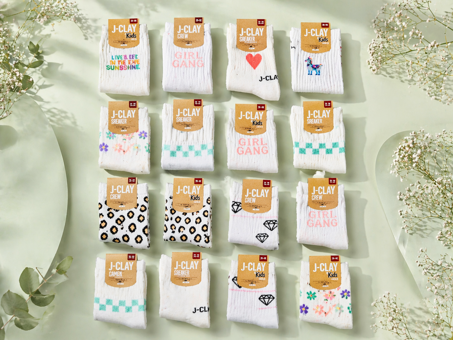 Socken – verschiedene Modelle und Designs (Abbildung kann abweichen) Socken in verschiedenen Ausführungen und Mustern, gefaltet und in Reihen angeordnet, mit Produktetiketten