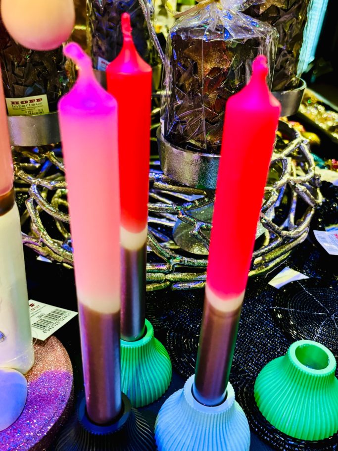 „Weihnachtskerzen – BSix® Conceptstore“ „Festliche rote und pinke Kerzen in dekorativer Weihnachtspräsentation im BSix® Conceptstore