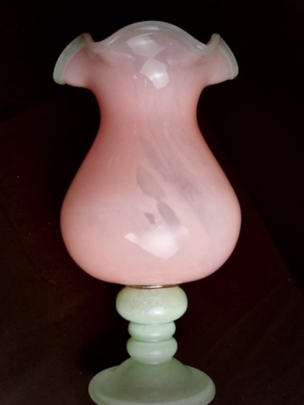 Glasvase rosa mit grünem Standfuß Glasvase in Rosa mit grünem Standfuß