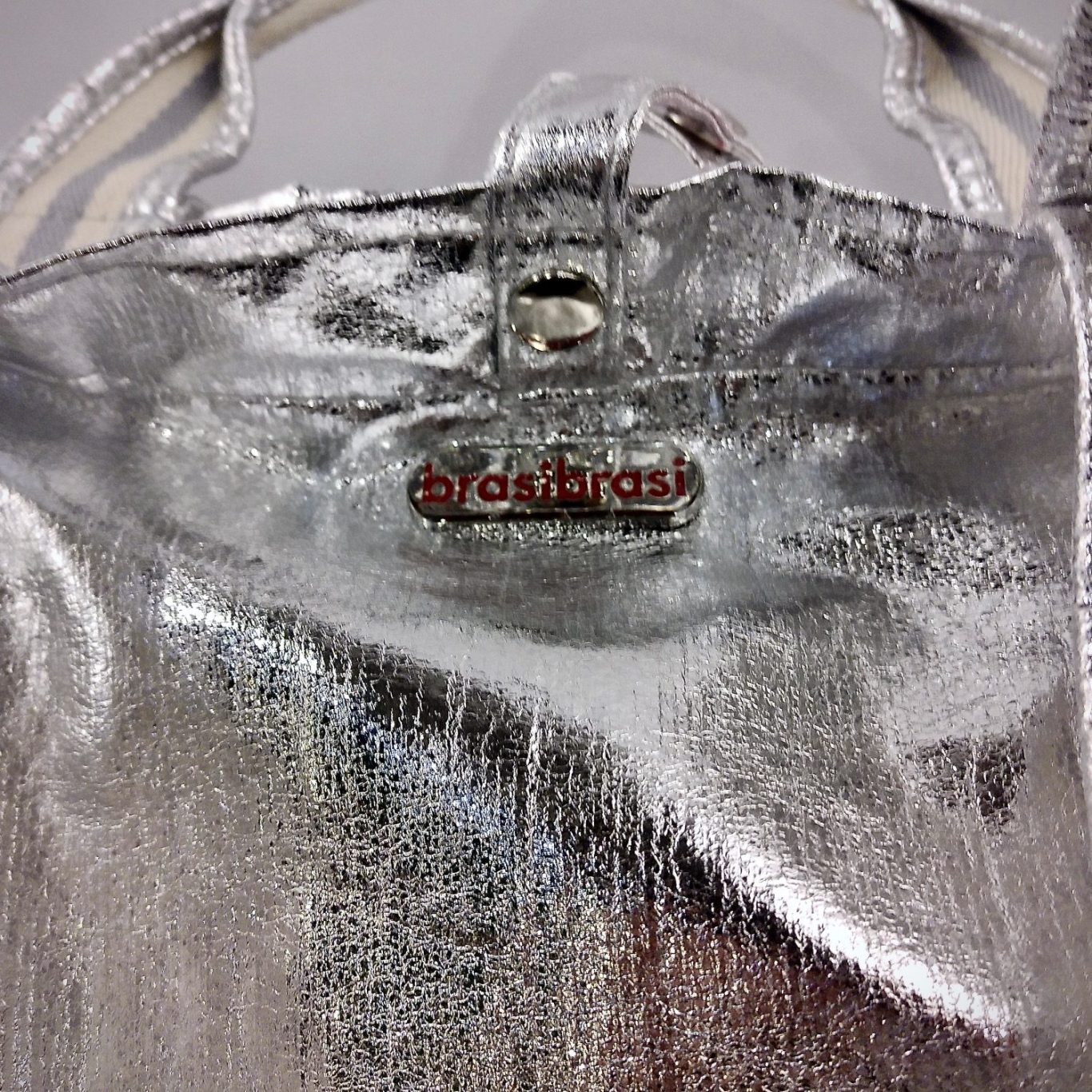Metallic Tasche Silber – BSix Conceptstore Metallic beschichtete Tasche in Silber mit kurzen Henkeln, Frontansicht mit Logo, aus dem Sortiment des BSix Conceptstores