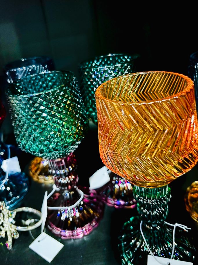 „Gold-Grüne Deko-Vase – BSix® Conceptstore“ „Glitzernde, strukturierte Glasvase in Gold- und Grüntönen im BSix® Conceptstore.“