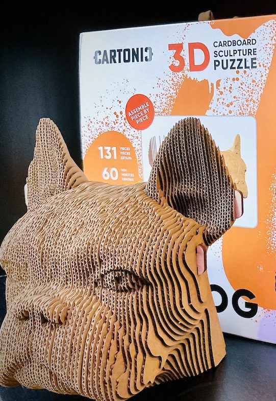 Cartonic® 3D-Puzzle Hundekopf aus Karton 3D-Puzzle aus Karton in Form eines Hundekopfes vor der Produktverpackung