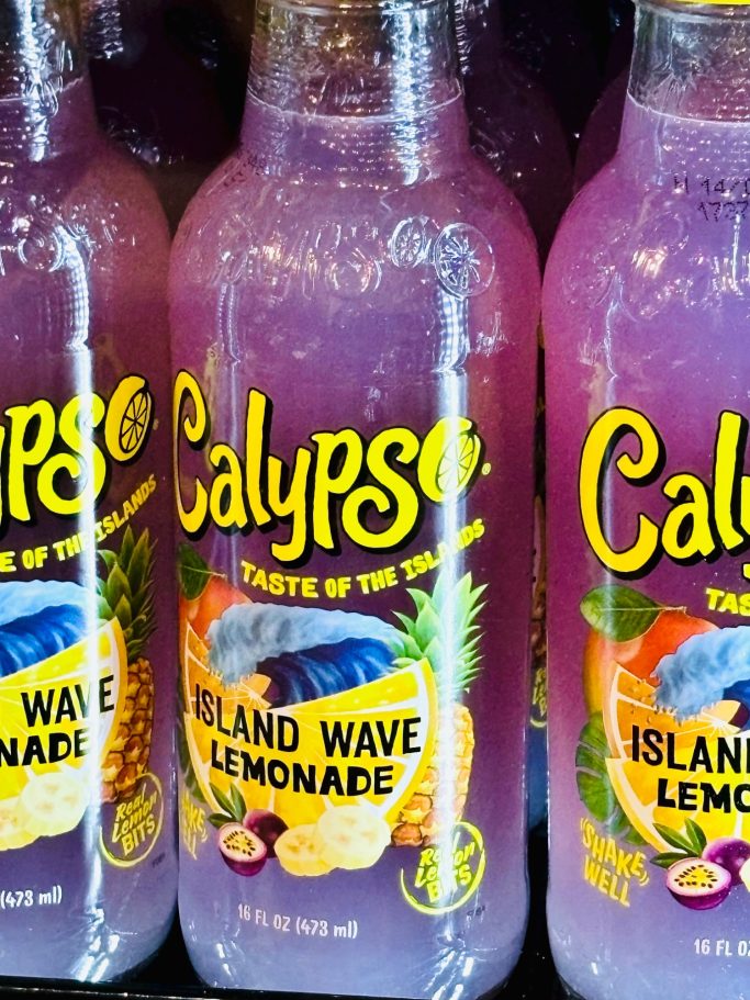 „Calypso Island Wave Lemonade – BSix® Conceptstore“ „Flaschen Calypso Island Wave Lemonade in kräftigen Farben im BSix® Conceptstore.“