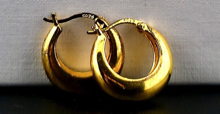 „Minimalistische Creolen – BSix® Jewelry“ „Runde goldfarbene Love Local® Creolen in minimalistischer Form auf Schmuckdisplay.“
