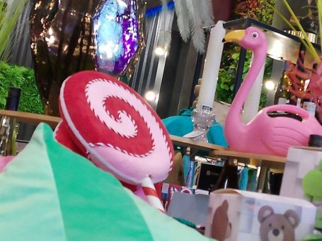 „Flamingo-Dekoration BSix® Conceptstore“ „Dekoarrangement im BSix® Conceptstore mit großem rosafarbenen Flamingo, farbigen Kunstblumen und einer dekorativen Spirale in Rot und Weiß.